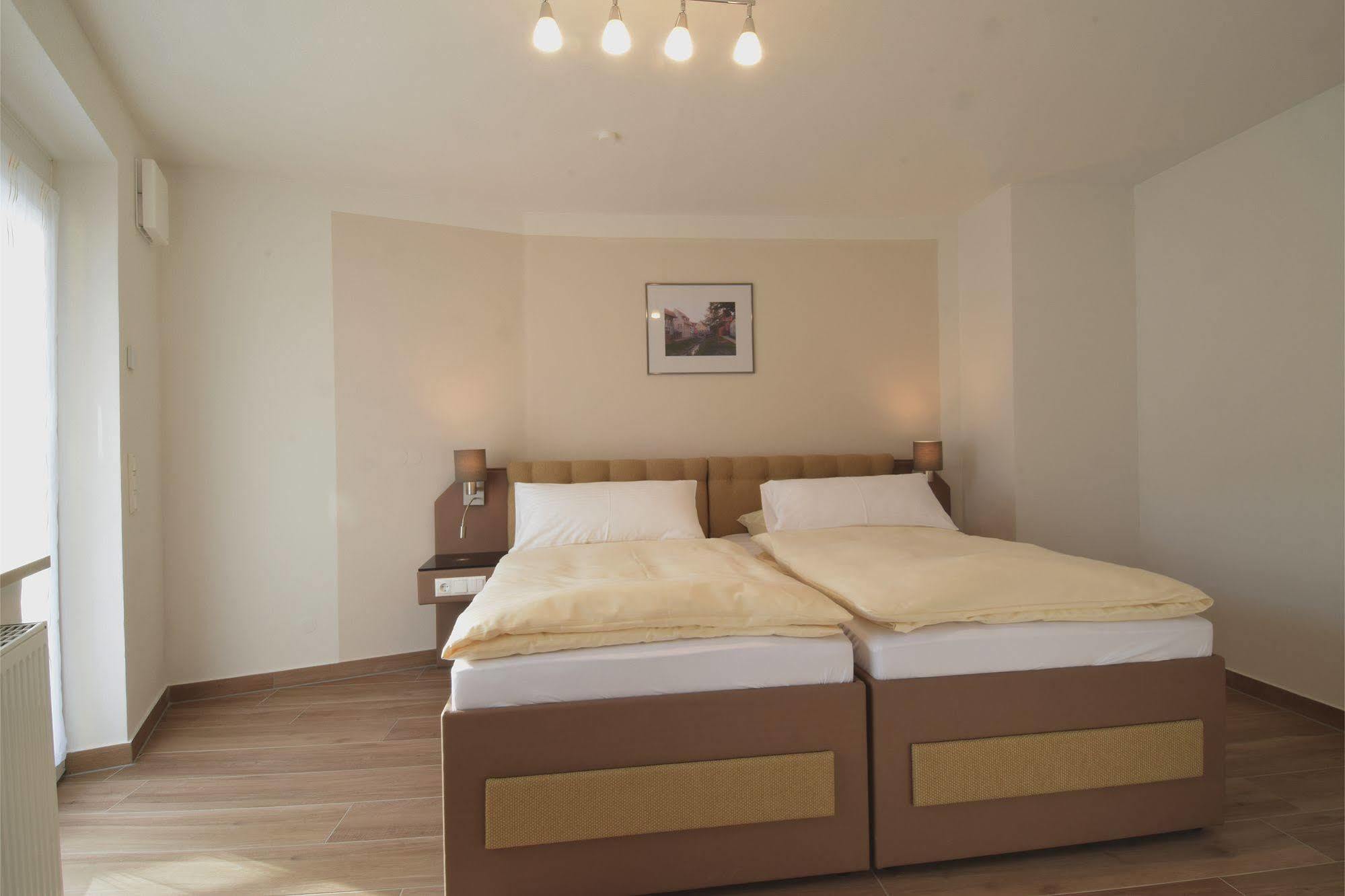 Aparthotel Donaustern Asbach-Bäumenheim Exteriör bild